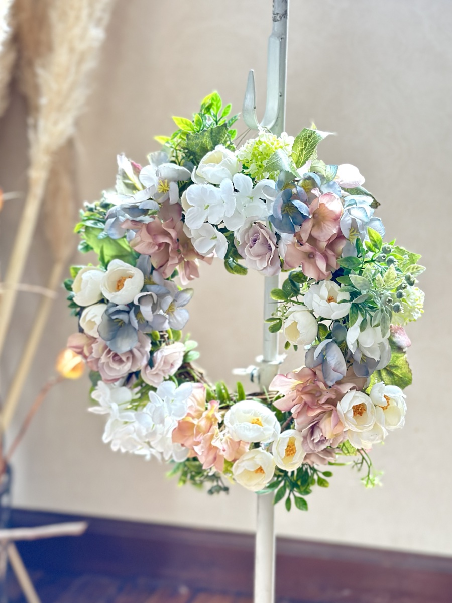 淡い色合いの花のリース